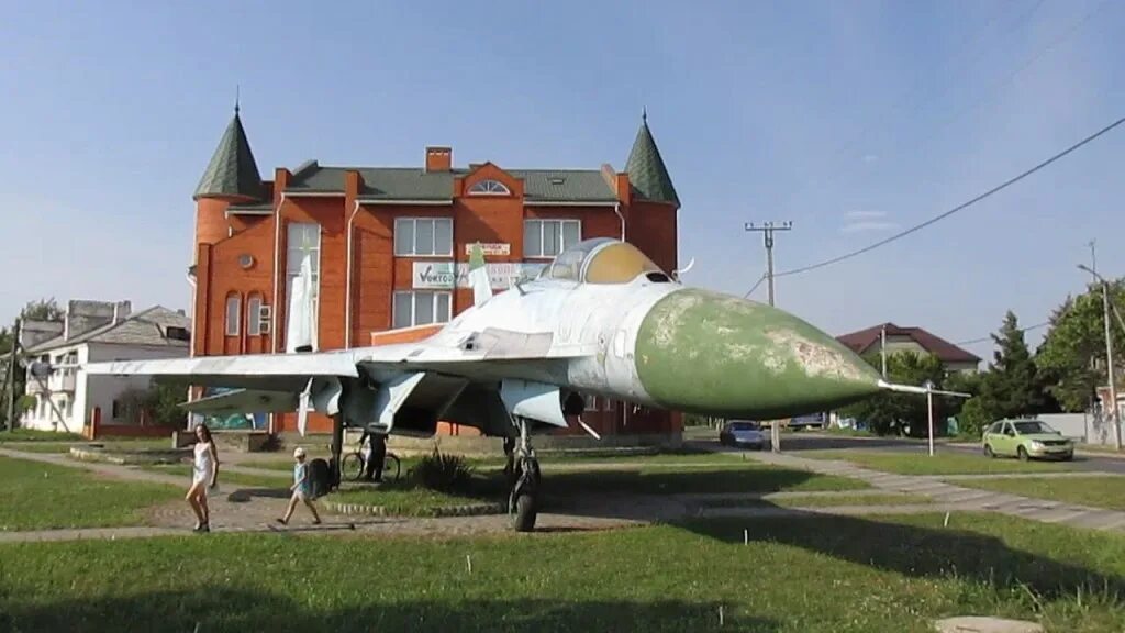 Памятники курганинска. Курганинск самолет памятник. Курганинск Краснодарский край. Памятник летчикам Курганинск. Курганинск музей.