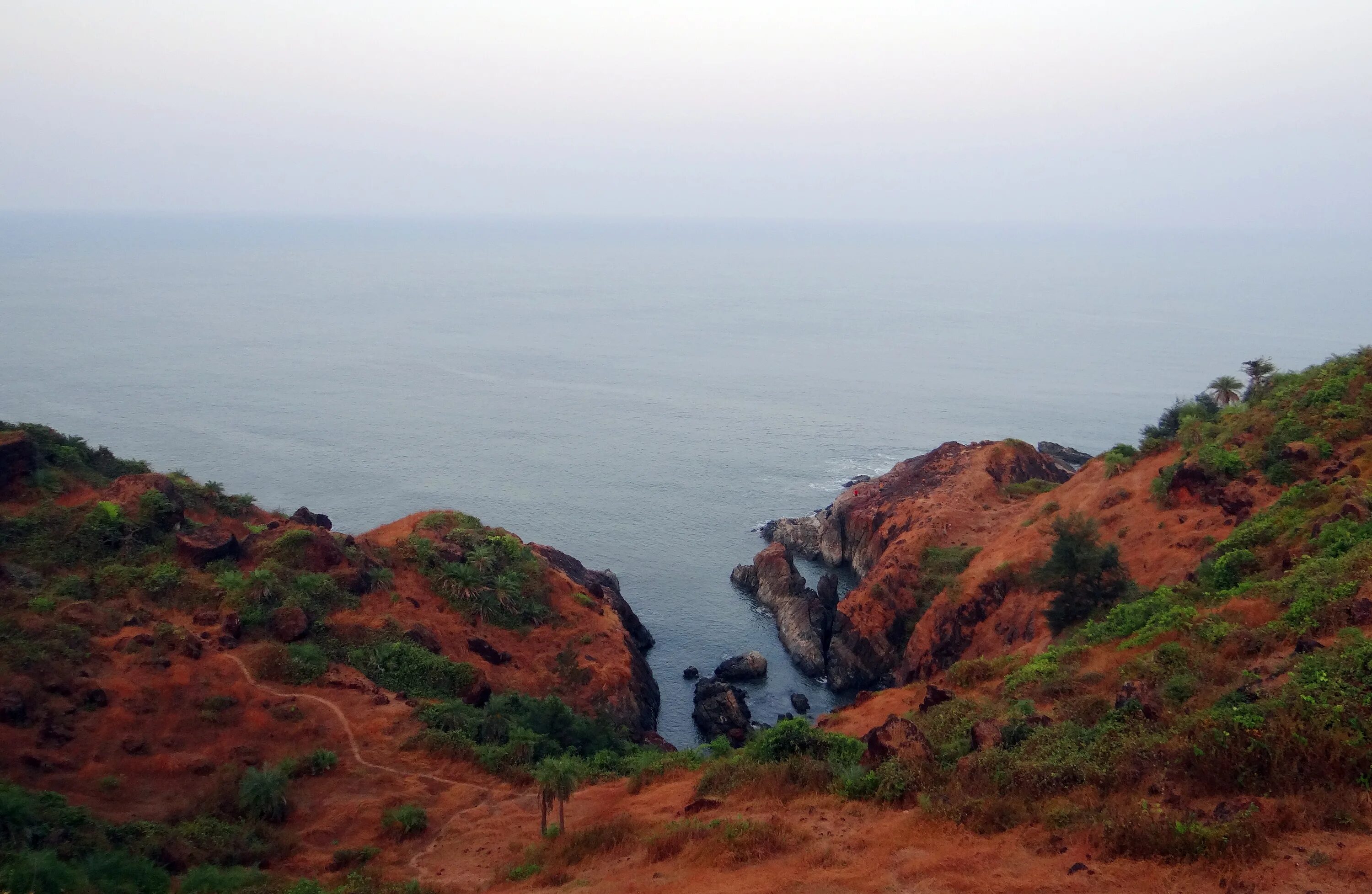 Мыс индийского океана. Аравийское море. Каменистый холм. Аравийское море фото. Индия Береговая линия фото.