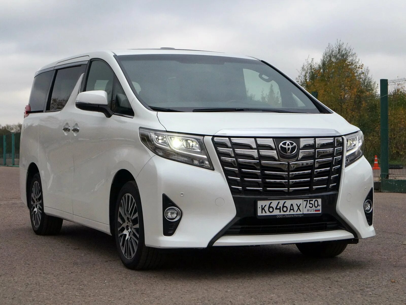 Тойота микроавтобус москва. Микроавтобус Toyota Alphard. Тойота альфард 12 год. Минивэн Тойота альфард. Тойота альфард 20010.