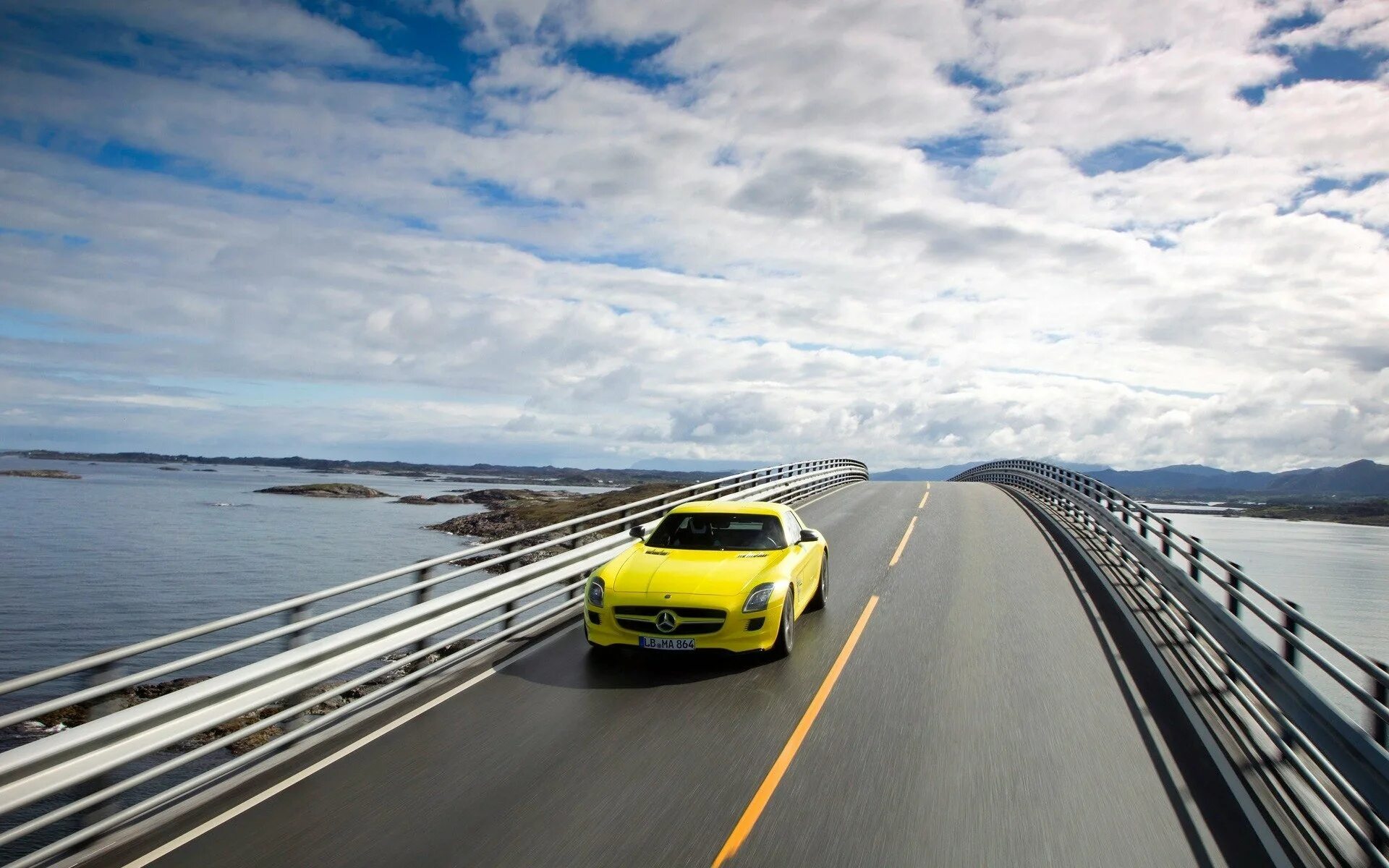 Машина едет фото. Мост в машине. Машина едет по дороге. Трасса с машинами. Машина едет по мосту.