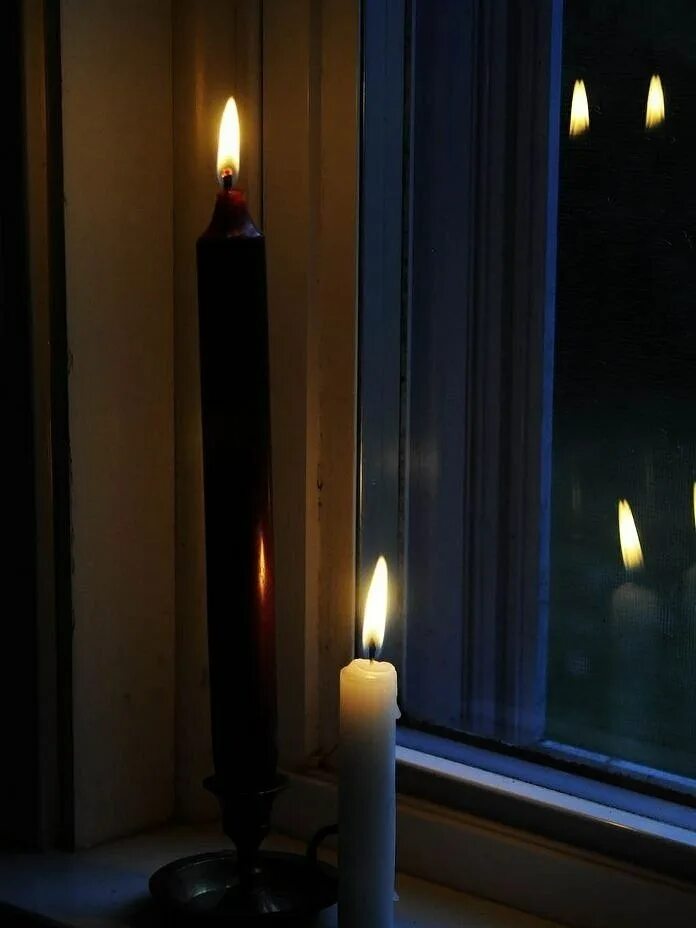 Свеча горит в комнате. Свеча в окне. Горящая свеча. Свеча на подоконнике. Горящие свечи.