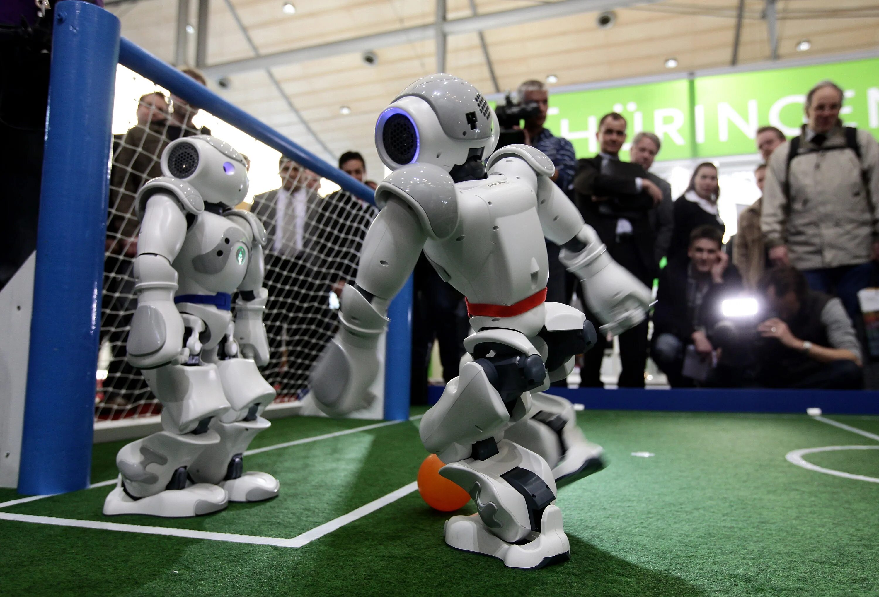 Современные роботы. Роботы для развлечения. Современная робототехника. Роботы 21 века. Роботы играют в футбол