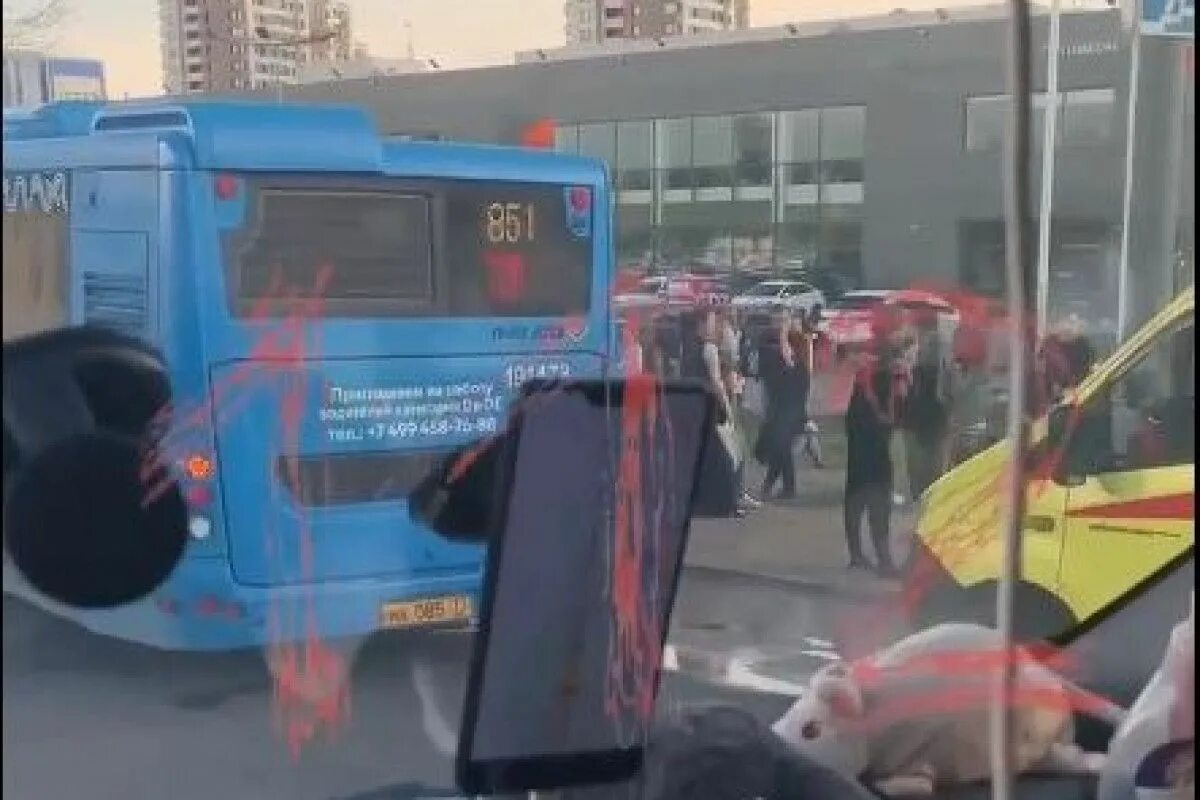 Автобус въехал в остановку. Автобус протаранил остановку. Авария автобуса в Москве вчера.