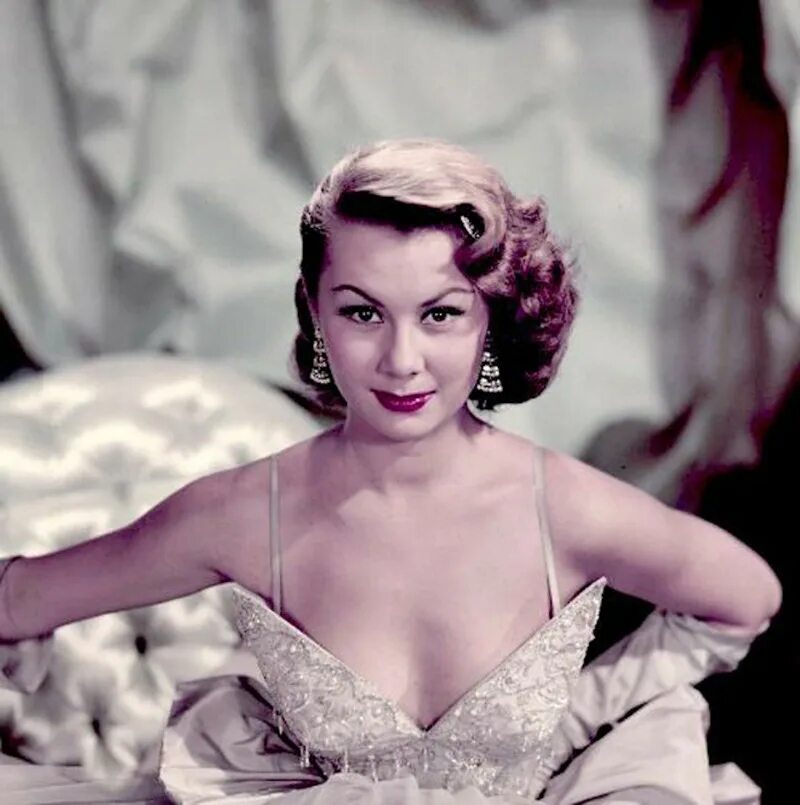 Грэйс гейнор. Голливуд 50. Актрисы голливуда 50х годов. Энн миллер актриса американская. Лорен бэколл 60 е.