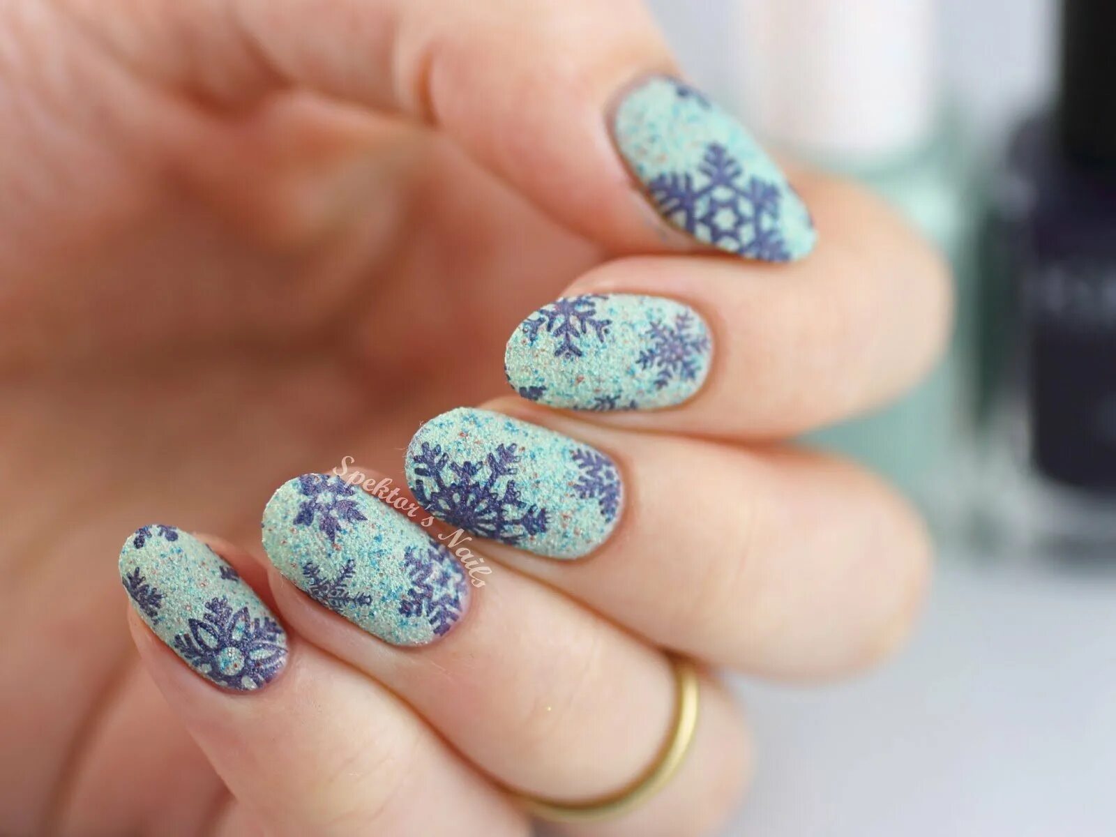 стемпинг снежинки маникюр. степпинг 2022. зимний маникюр стемпинг. новогодние ногти со стемпингом. маникюр на новый год со стемпингом.
