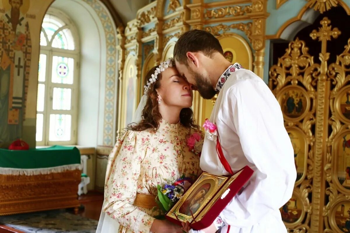 Славянские парень и девушка. Благословляющий мужчина. Православные влюбленные. Свадьба в православном стиле. Старенькая мама и дочь.