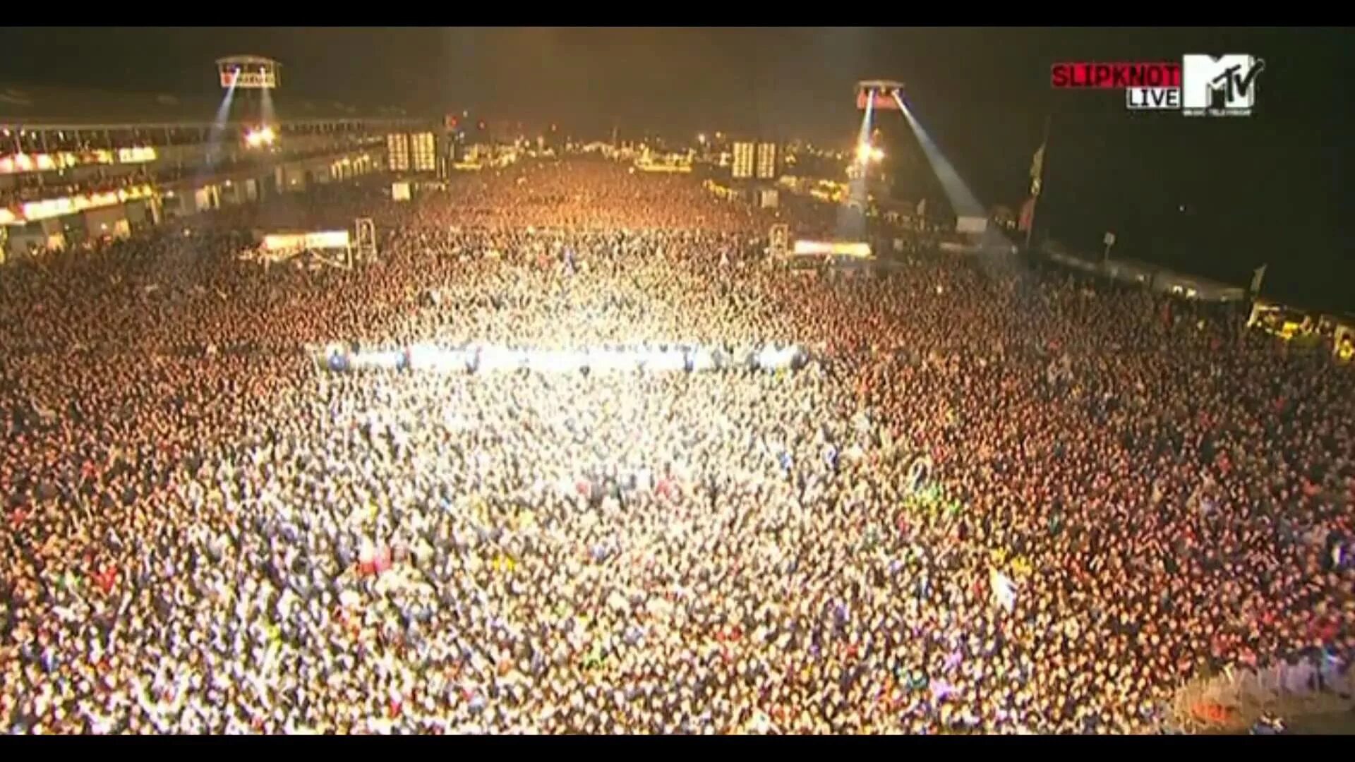 Сколько зрителей было на концерте. Концерт Slipknot толпа. Slipknot Rock am Ring 2009. Slipknot сцена Rock am Ring. Слипкнот концерт.