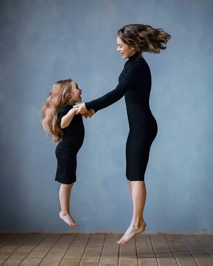 Мама и дочка в студии. Фотосессия мама и дочка. Фотосессия мама и малыш. Фотосессия мама и дочка в студии. Фотосессия мама и малыш в студии.