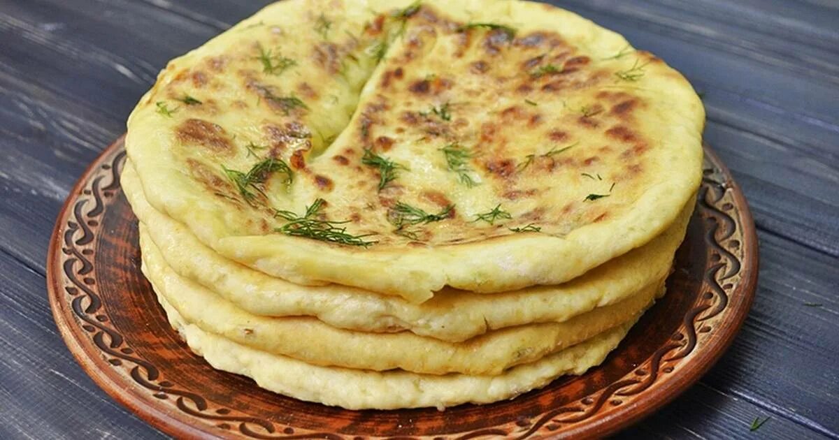 Хачапури на сковороде. Сдобное пресное тесто хачапури. Хачапури на сухой сковороде дзен. Хачапури с зеленью и сыром на сковороде. Хачапури с зеленью и сыром на сковороде.