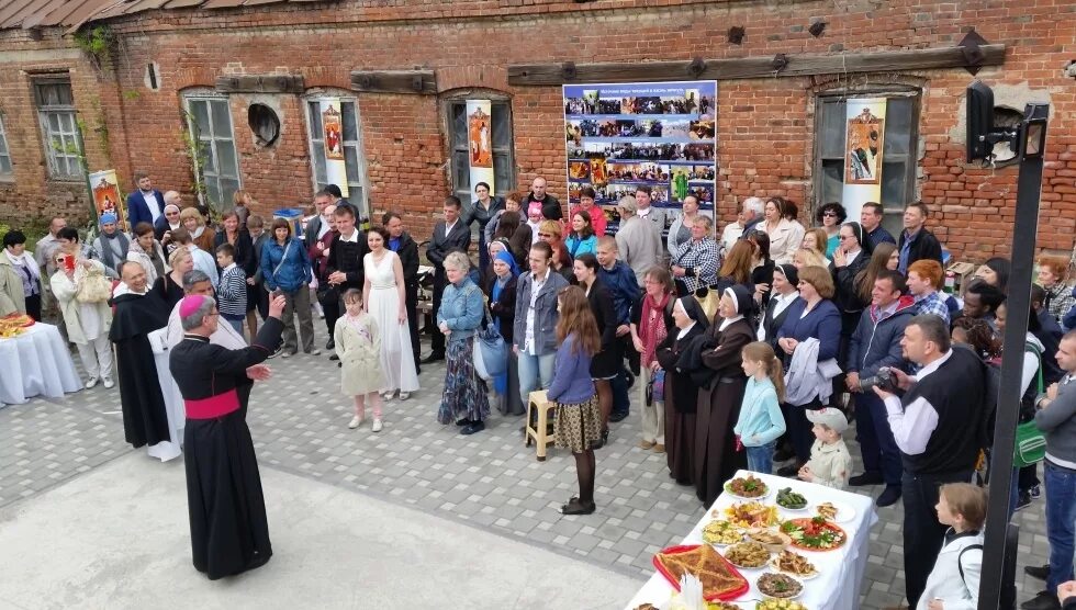 Приход общественный. Католическая Церковь Таганрог. Католический приход Таганрог. Приходской дом католики.