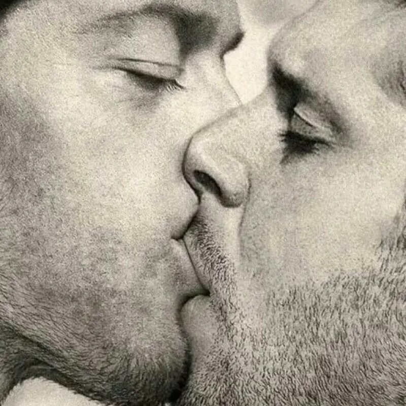 поцелуй женщины. легкий поцелуй. мужские губы поцелуй. поцелуй. сочный поцелуй.