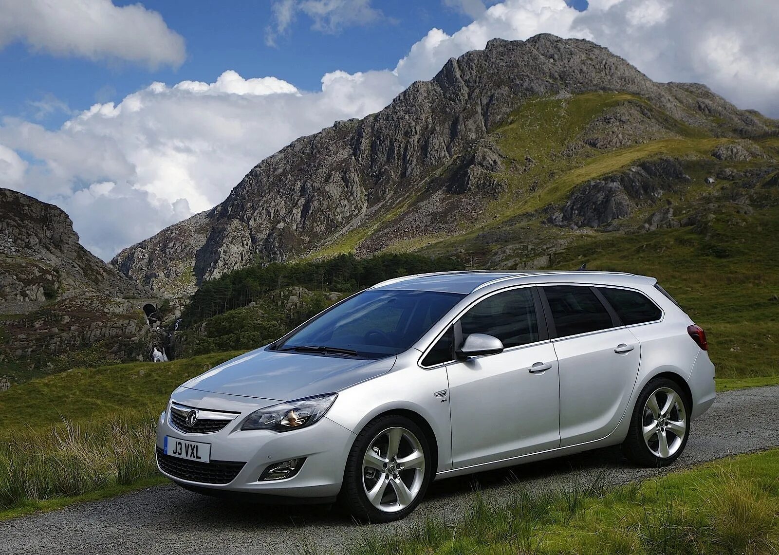 Опель универсал 2012. Opel Astra универсал 2012. Опель Astra Sports Tourer 2012.