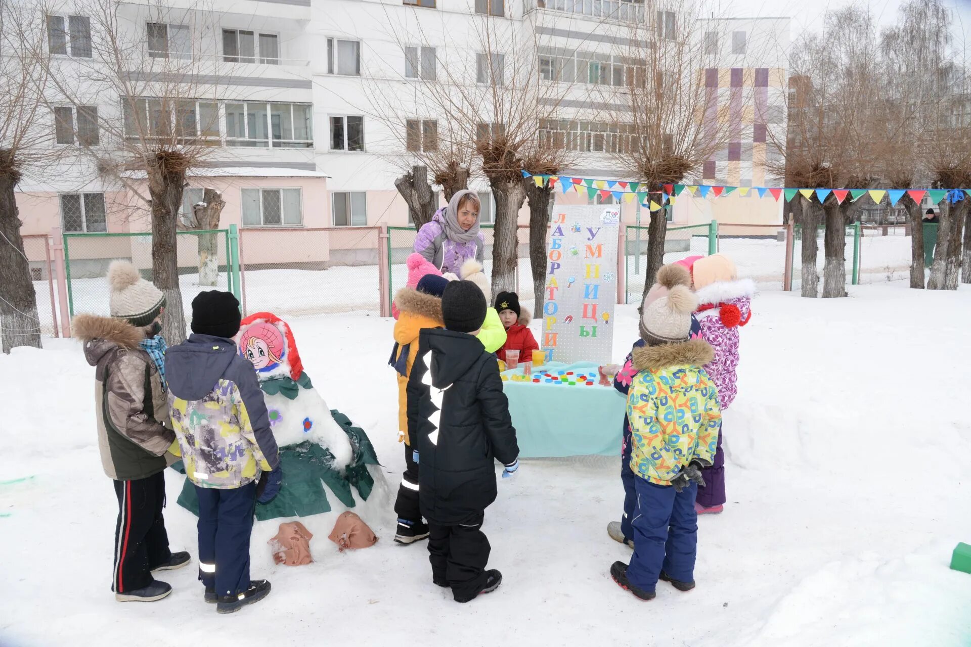 Снежные постройки Эколят. Снежные постройки Эколята. Снежный городок для детей. Снежный городок Эколят.