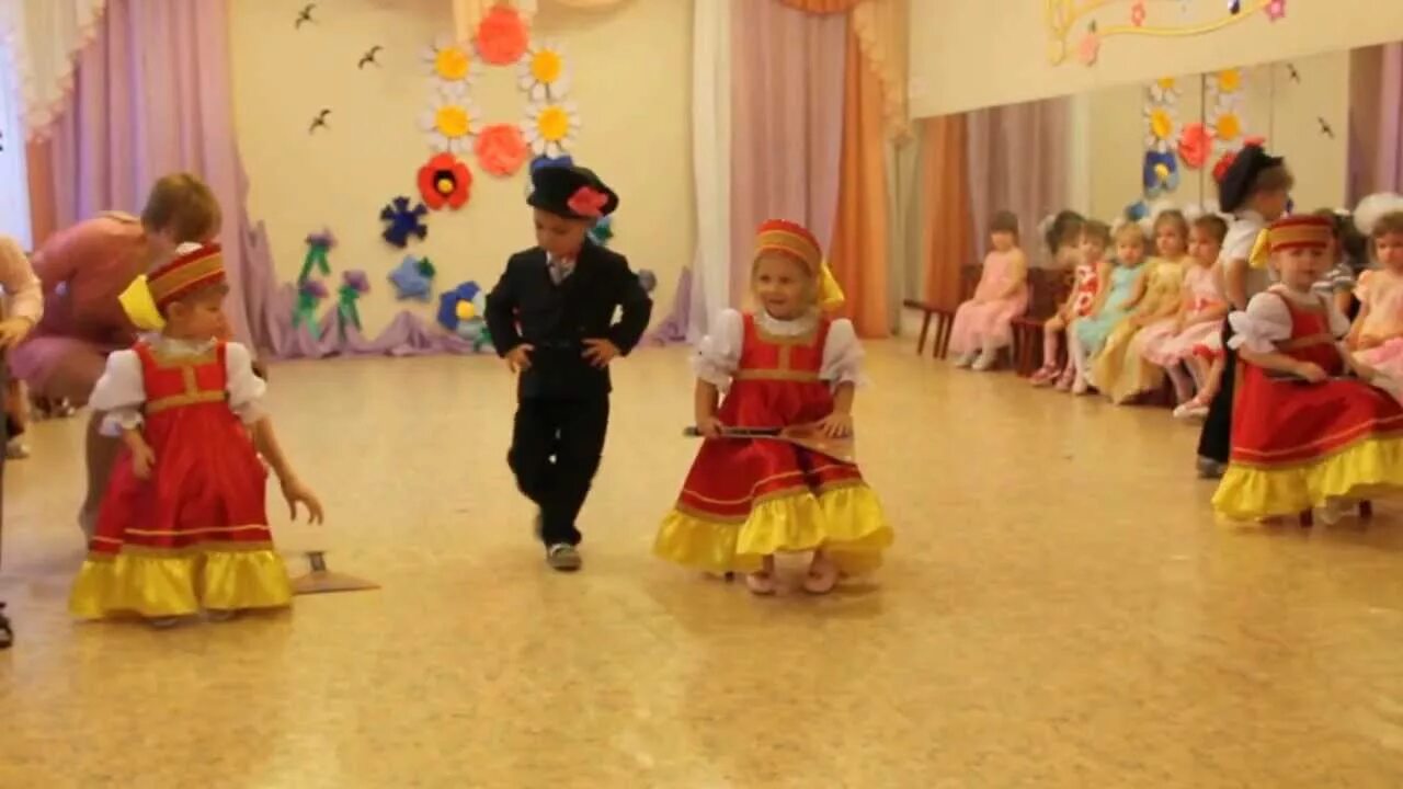 Танец девочки фабричные в детском саду видео. Шуточный танец на 8 марта в детском саду. Утренник танец платье в горошек. Танец девушки фабричные ы детском саду. Танец девочки фабричные в детском саду видео.