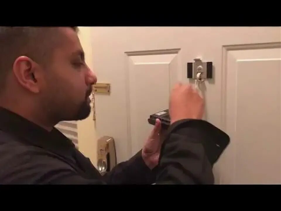 Приоткрытая дверь. Синий экзорцист ключ. Get in the door. Монтаж входной двери. Look door get key.