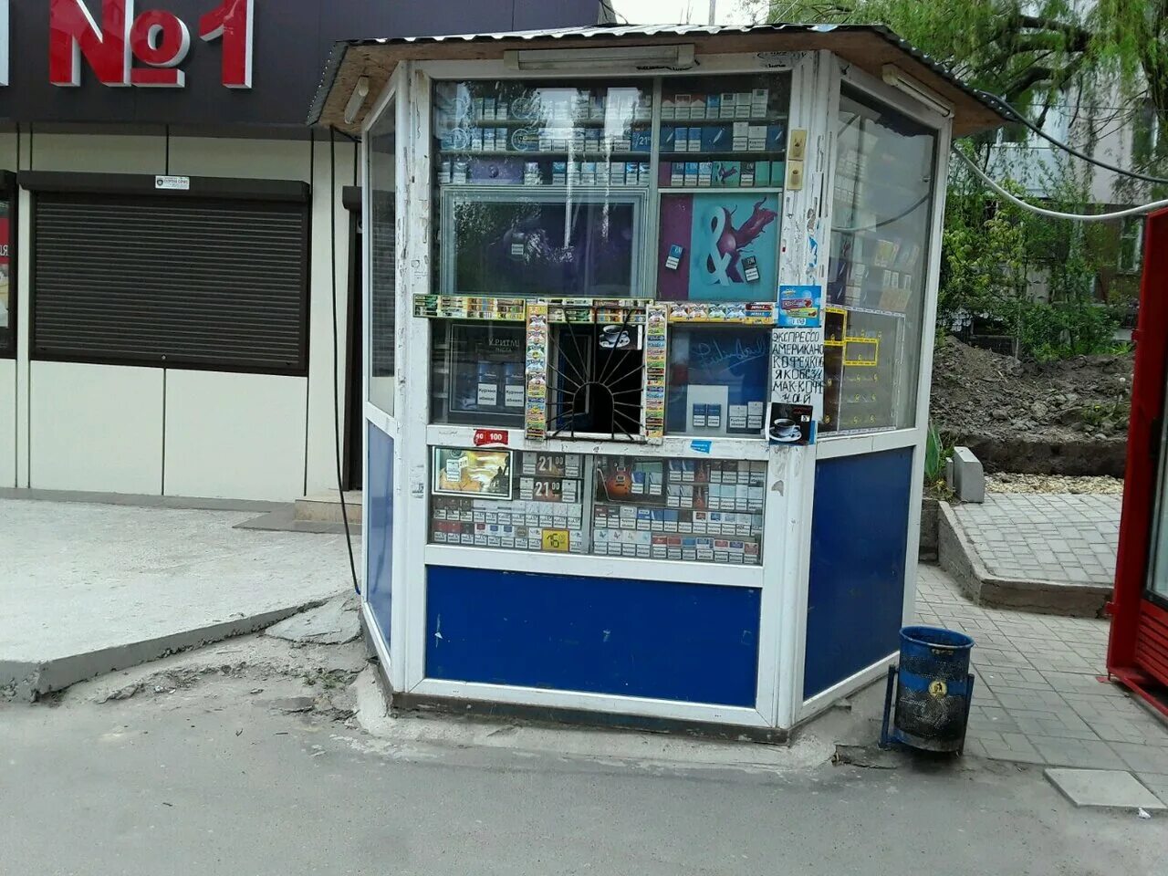 сигаретный ларек. табачный павильон. сигаретный киоск. киоски сигареты. полки под сигареты.