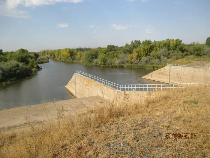 Сорочинское водохранилище сброс воды. Сорочинское водохранилище Оренбургской области. Сорочинская дамба. Сорочинское водохранилище шлюз. Сорочинское водохранилище база отдыха.