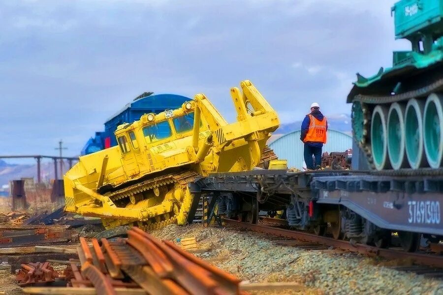 Машинист восстановительного поезда. Восстановительный поезд РЖД. Восстановительный кран РЖД. ЧЕТРА 35 восстановительный поезд. Ремонтно восстановительный поезд.