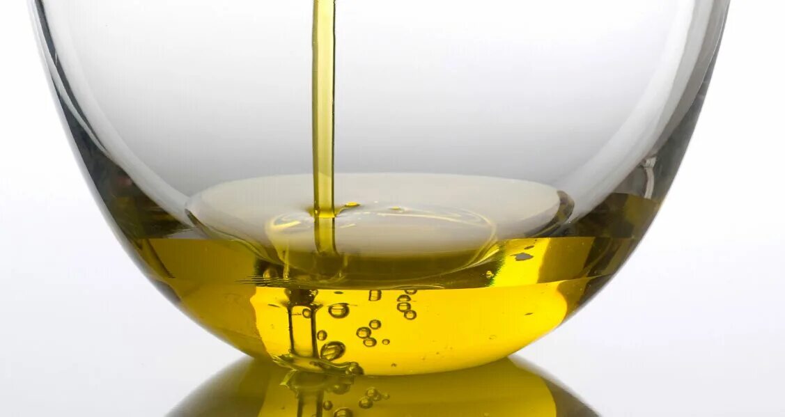 Капля оливкового масла. Оливковое масло. Растительное масло капля оливы. Столовая ложка оливкового масла.