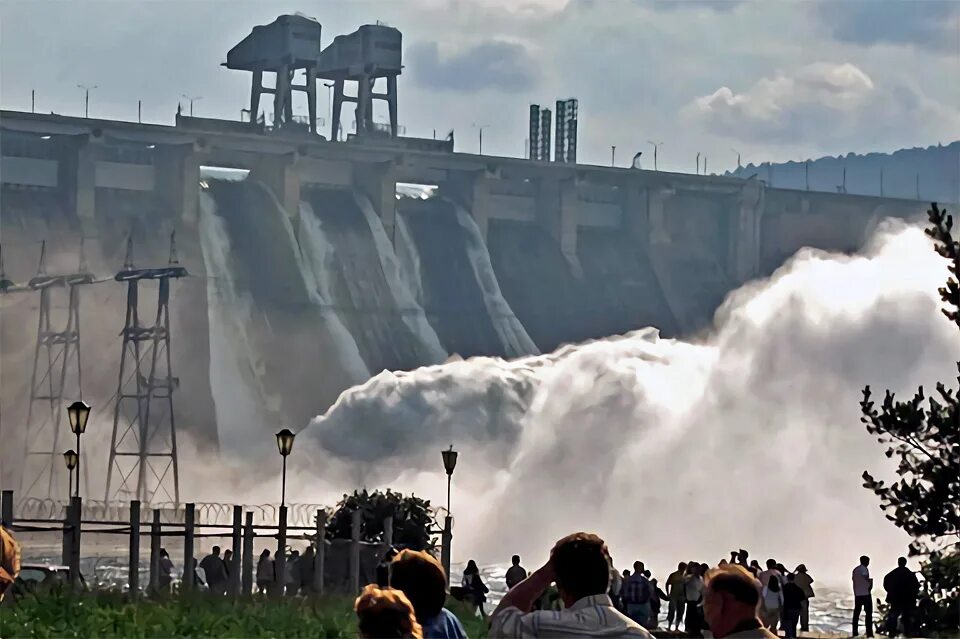 Красноярская ГЭС водосброс 2006. Водосброс на ГЭС Красноярск. Платина Красноярск ГЭС. Водосброс Красноярской ГЭС 2021.