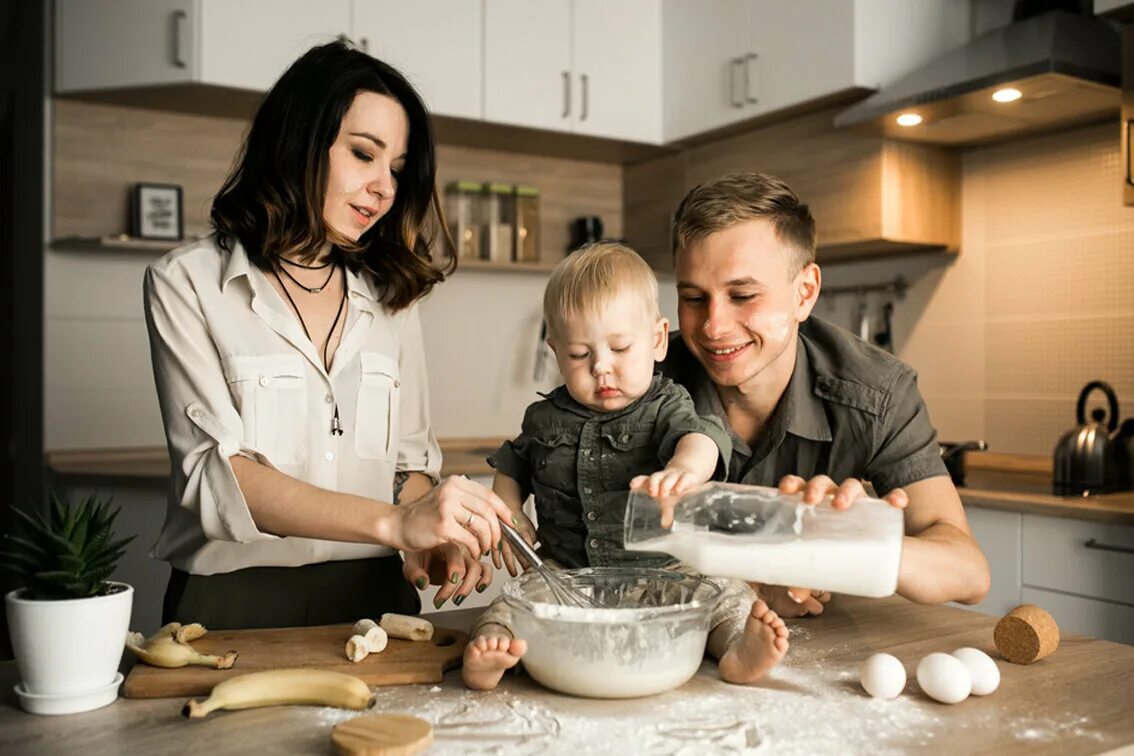 Семья мамы в моей квартире. Семья на кухне. Семейная фотосессия на кухне. Фотосессия семьи на кухне. Счастливая семья на кухне.