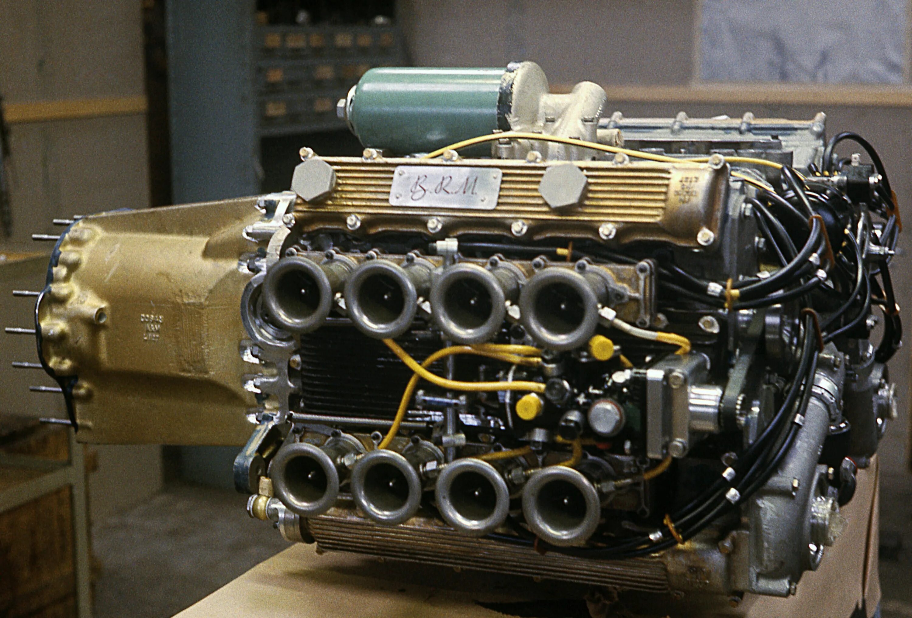 Двигатель ис. Двигатель BRM h16. BRM H 16. Двигатель h1v8 хартли. BRM h16 конструкция двигателя.
