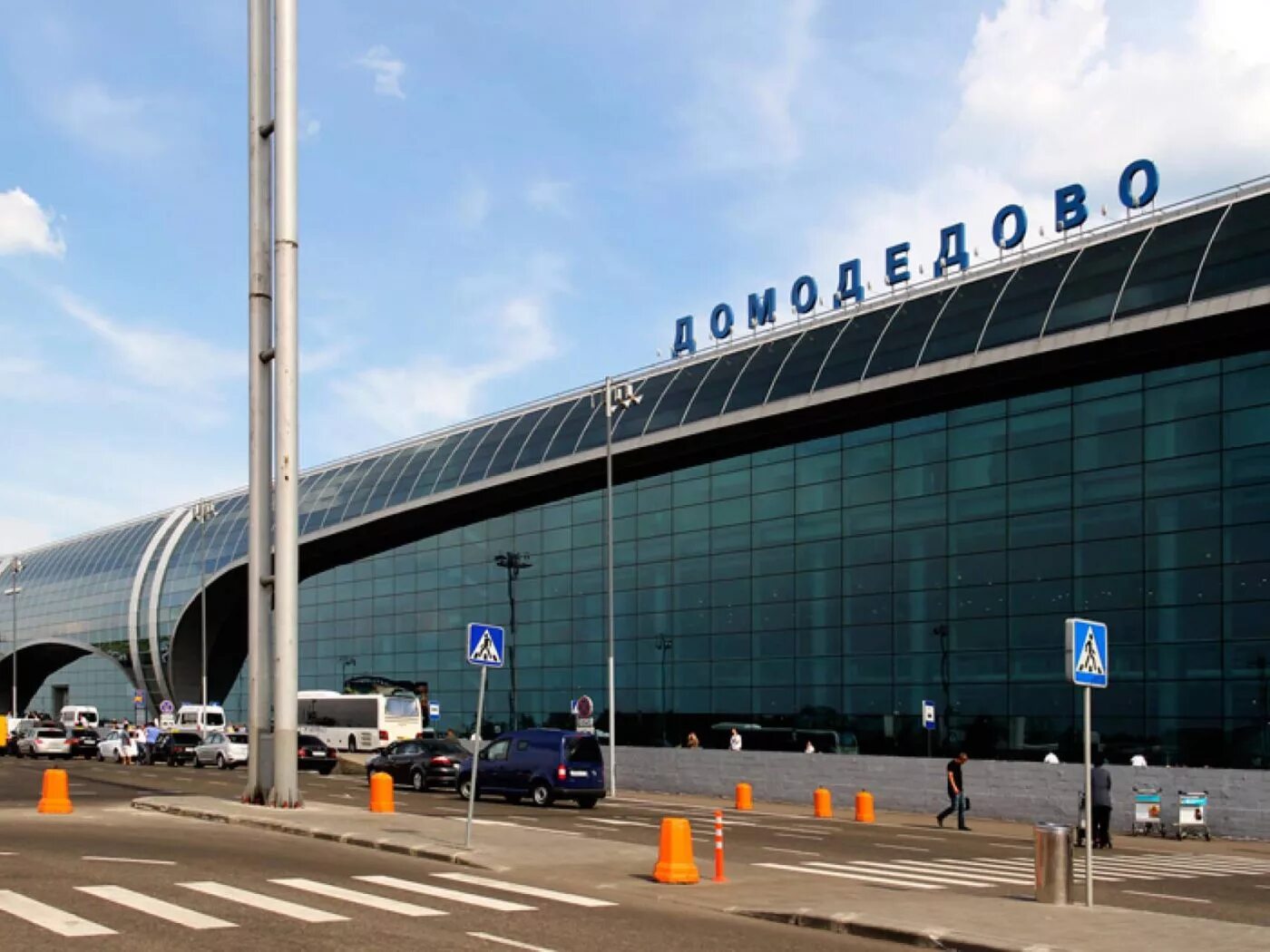 Аэропорт москва домодедово самолет. Московский аэропорт домодедово. Площадь аэропорта домодедово. Международный аэропорт шереметьево. Крупный рогатый аэропорт москвы.