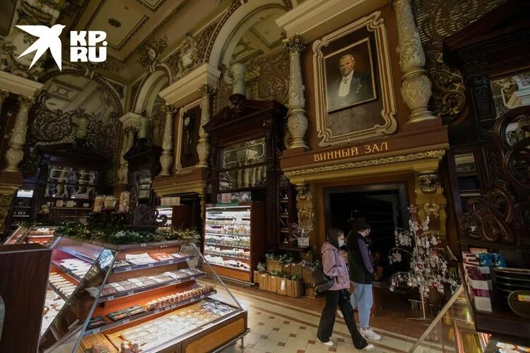 Елисеевский гастроном в москве. Елисеевский магазин в москве фото. Елисеевский магазин закроют. Интерьер елисеевского магазина. Елисеевский гастроном в москве.