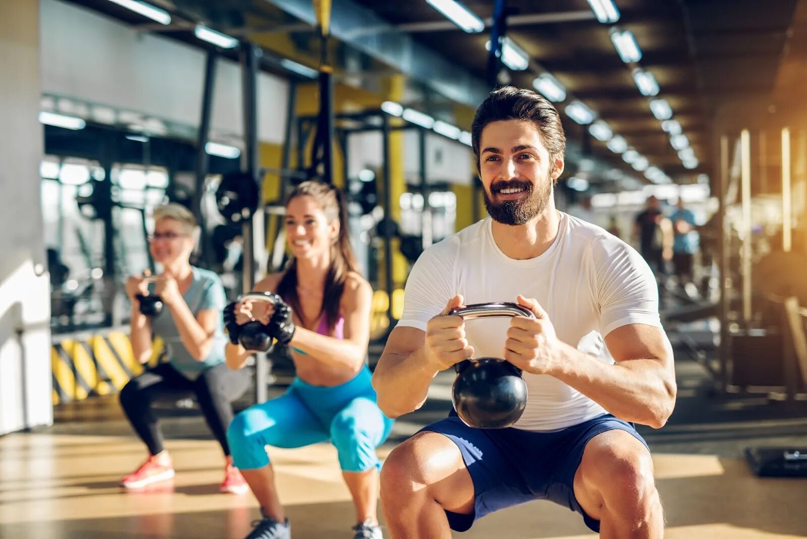 Young people and sport. Тренировка в зале. Спортзал. Занятия в тренажерном зале. Тренировка в тренажерном зале.