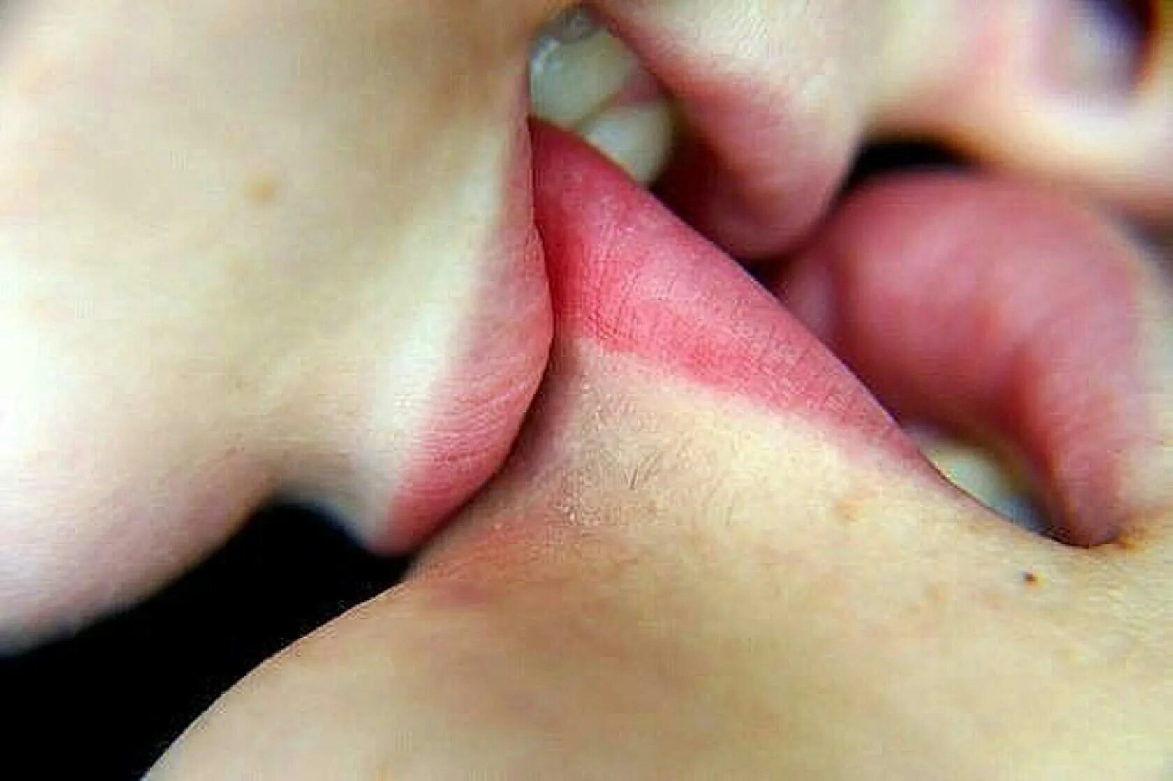 Kiss my a фф. Кусает за губу. Поцелуй с укусом. Поцелуй с язычком. Нежное покусывание.