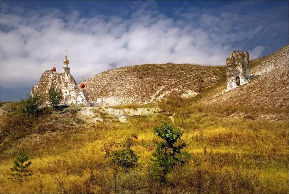 Костомарово монастырь сайт. Костомаровский Спасский пещерный монастырь. Спасский женский монастырь в Костомарово Воронежской области. Пещерный монастырь в Костомарово. Пещерный храм Костомаровский Спасский монастырь Воронежской области.