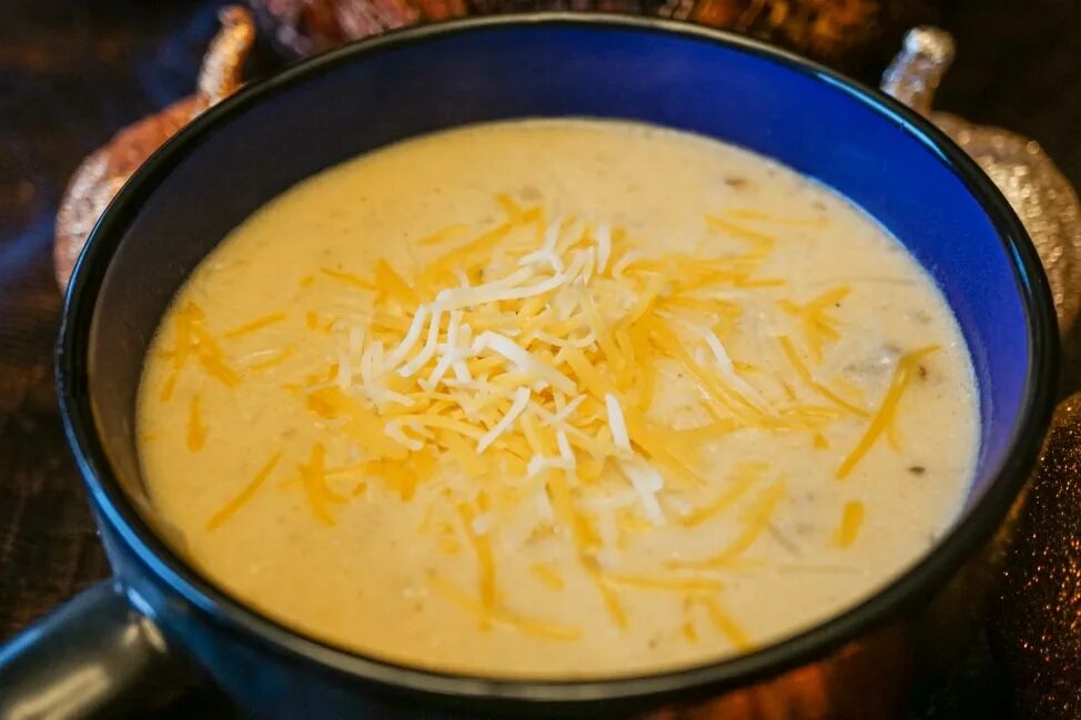 Сырный суп с колбасой и плавленным сыром. Сырный суп с колбасой. Сырный суп с копчеными колбасками. Колбасный сыр для супа.