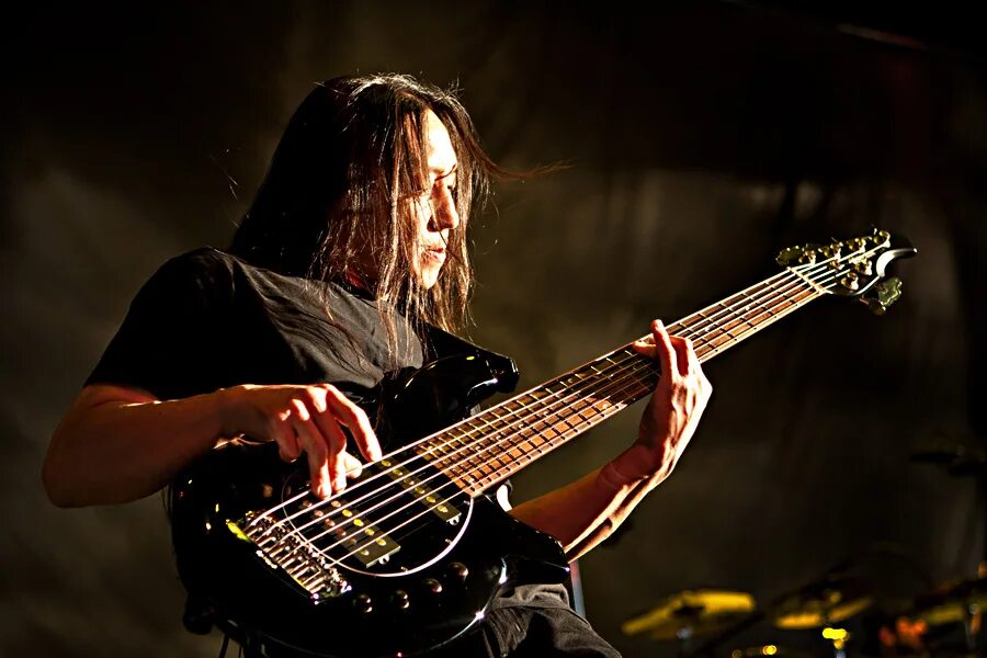 Четырехструнный гитарист. Джон РО Маянг. Джон Маянг Dream Theater. John Myung Bass. John Myung Bass Guitar.