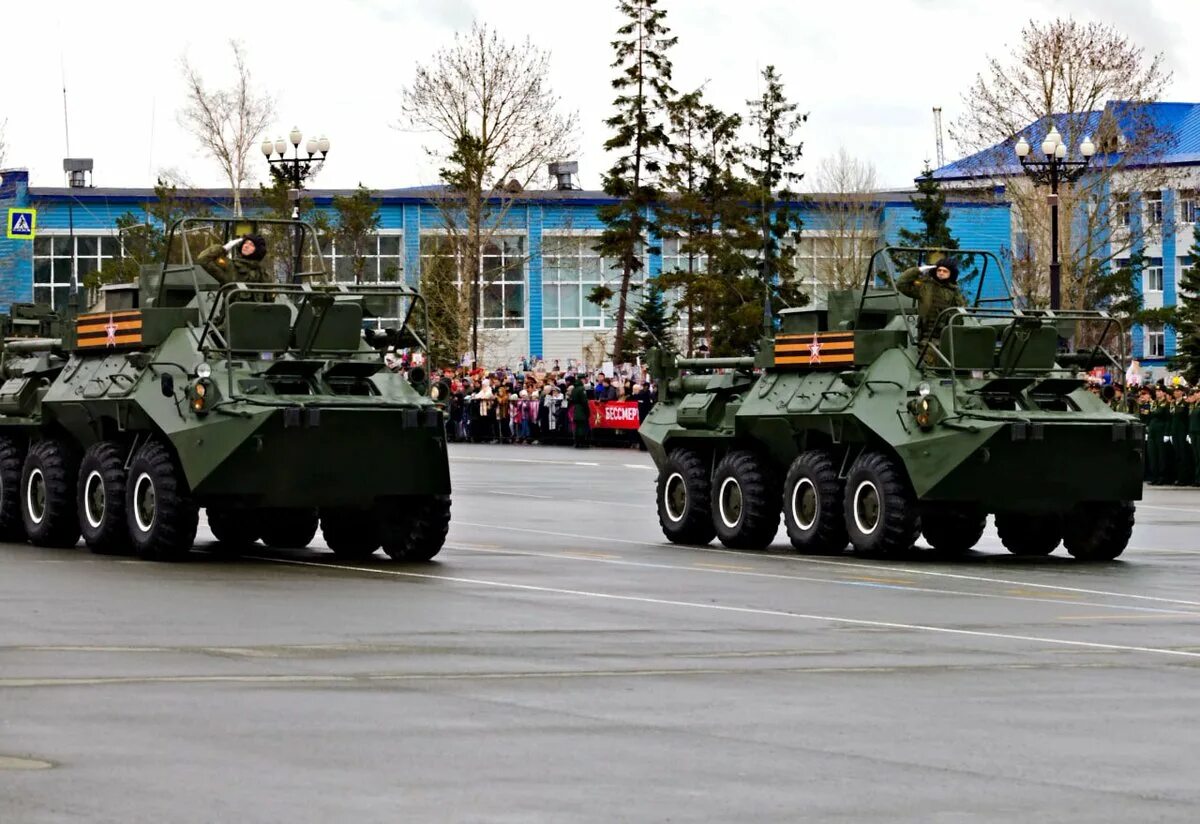 Парад в хабаровске. Парад Победы Южно Сахалинск. Парад Хабаровск 2022. Парад Победы 2022 Хабаровск. Парад Хабаровск 2021.