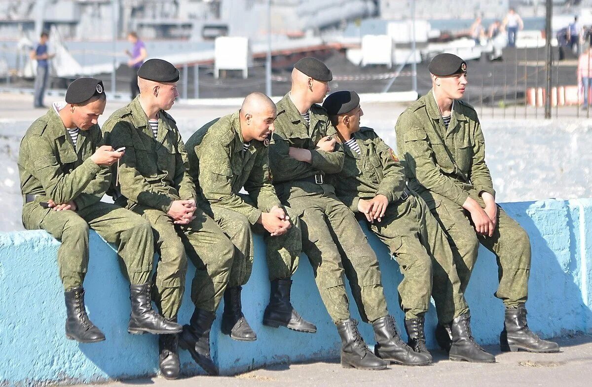 Сколько длится армия 2024. Военнослужащий. Солдат Российской армии. Солдат в увольнении.