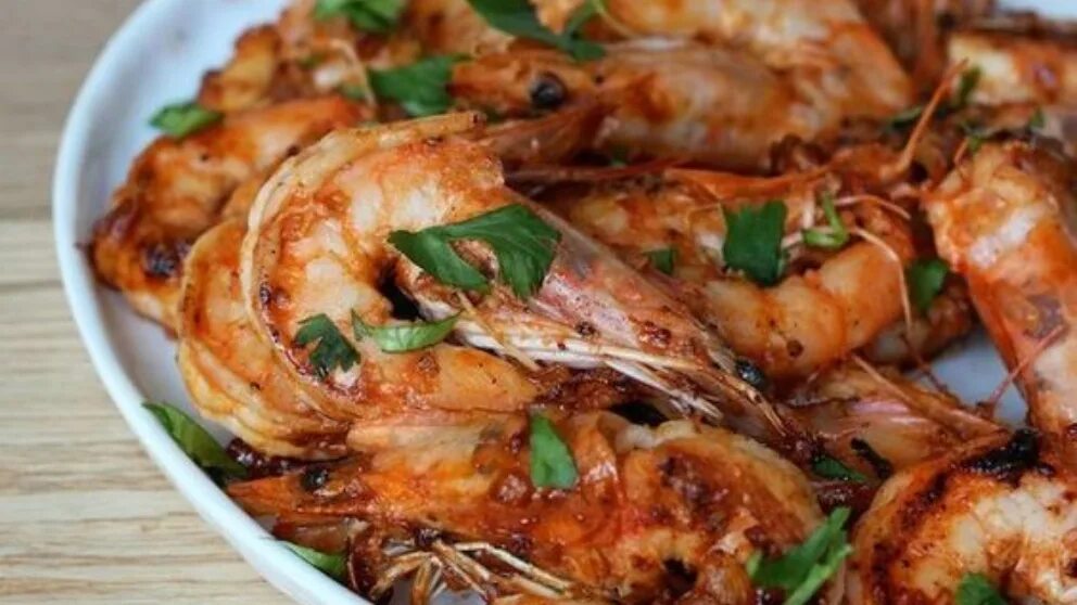 Рецепт лангустинов с чесноком и соевым. Креветки королевские жареные с чесноком. жареные креветки на сковороде с чесноком с соевым соусом.