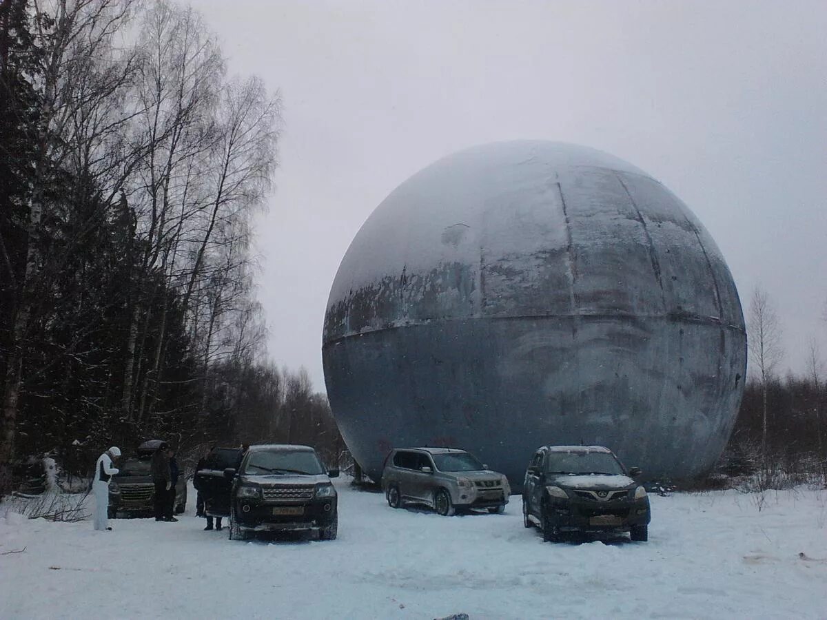 Шаров дубна. Руины шара Дубна. Шар между Кимрами и Дубной. Шар в Московской области. Огромный шар в лесу.