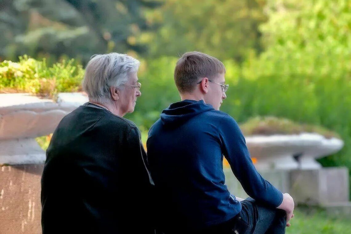 Старушка для детей. Бабушка и внук. Роль бабушек и дедушек в воспитании детей. Бабушка не общается с внуком. Бабушка не общается с внуком.