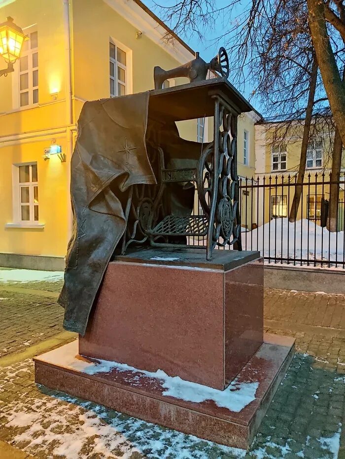 Подольск доброе. Памятник симонову подольск. подольские достопримечательности. подольск достопримечательности. подольск достопримечательности часы.