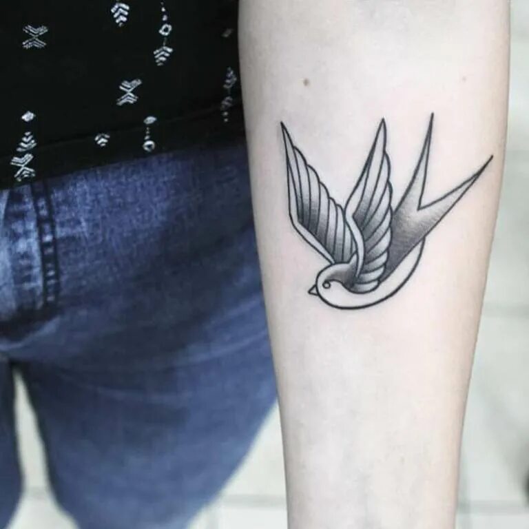 значение тату ласточки на руке. тату ласточки на руке для девушек. тату ласточки на руке. тату птицы на руке. тату ласточки на руке.