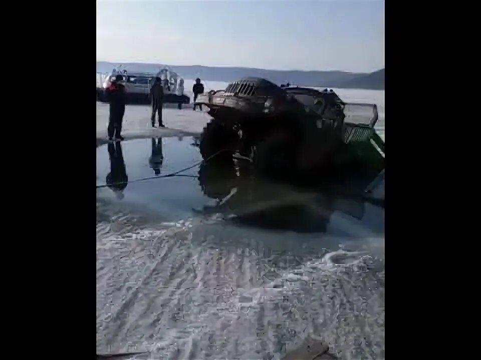 Лед на море. Машина ушла под лед на байкале. Машина провалилась под лед на байкале. Машина подо льдом. Машина провалилась под лед на байкале.