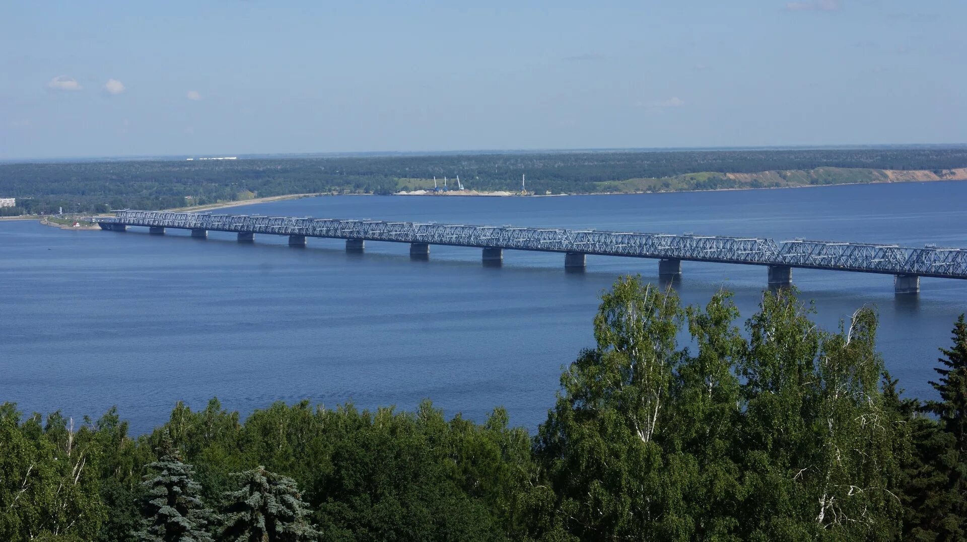 Левый берег поволжья. Река Волга Ульяновск. Город Ульяновск река Волга. Ширина реки Волга в Ульяновске. Мост Поволжье Ульяновск.