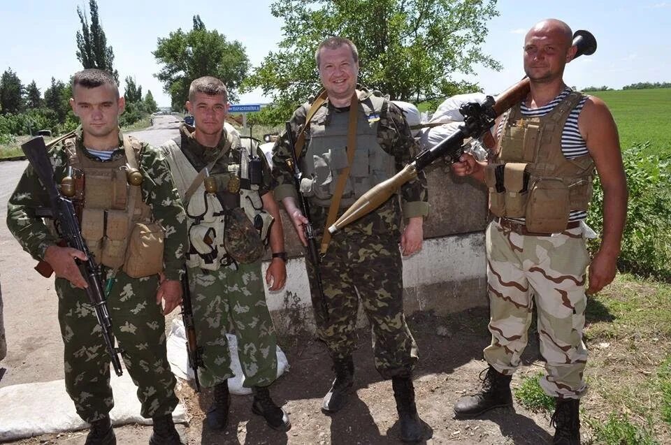 военнослужащие в горячих точках. военнослужащие в горячих точках. военнослужащие в горячих точках. солдаты на броне чечня. военнослужащие в горячих точках.