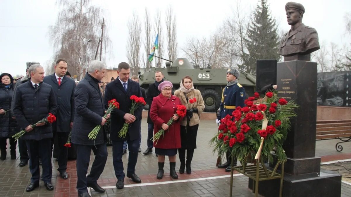 Александров новая усмань. Бюст Александру Кобзеву в новой Усмани. Аллея памяти новая Усмань Воронежской области.