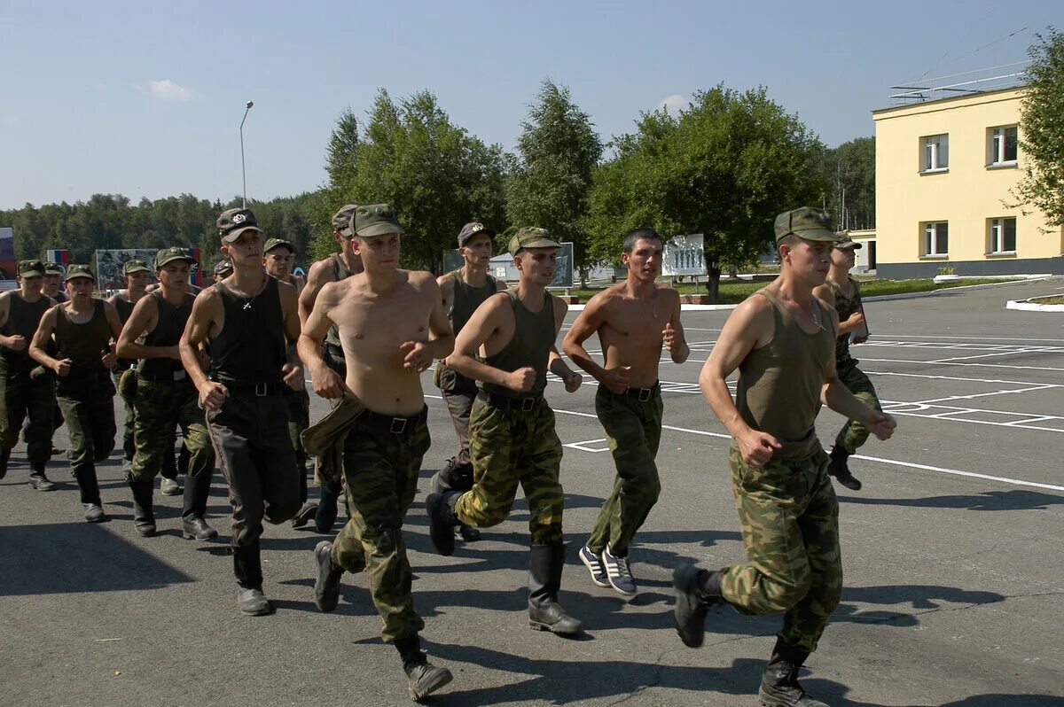 Упражнения вс рф. Бег в армии. Тренировка в армии. Тренировка солдат в армии. Армия утренний бег.