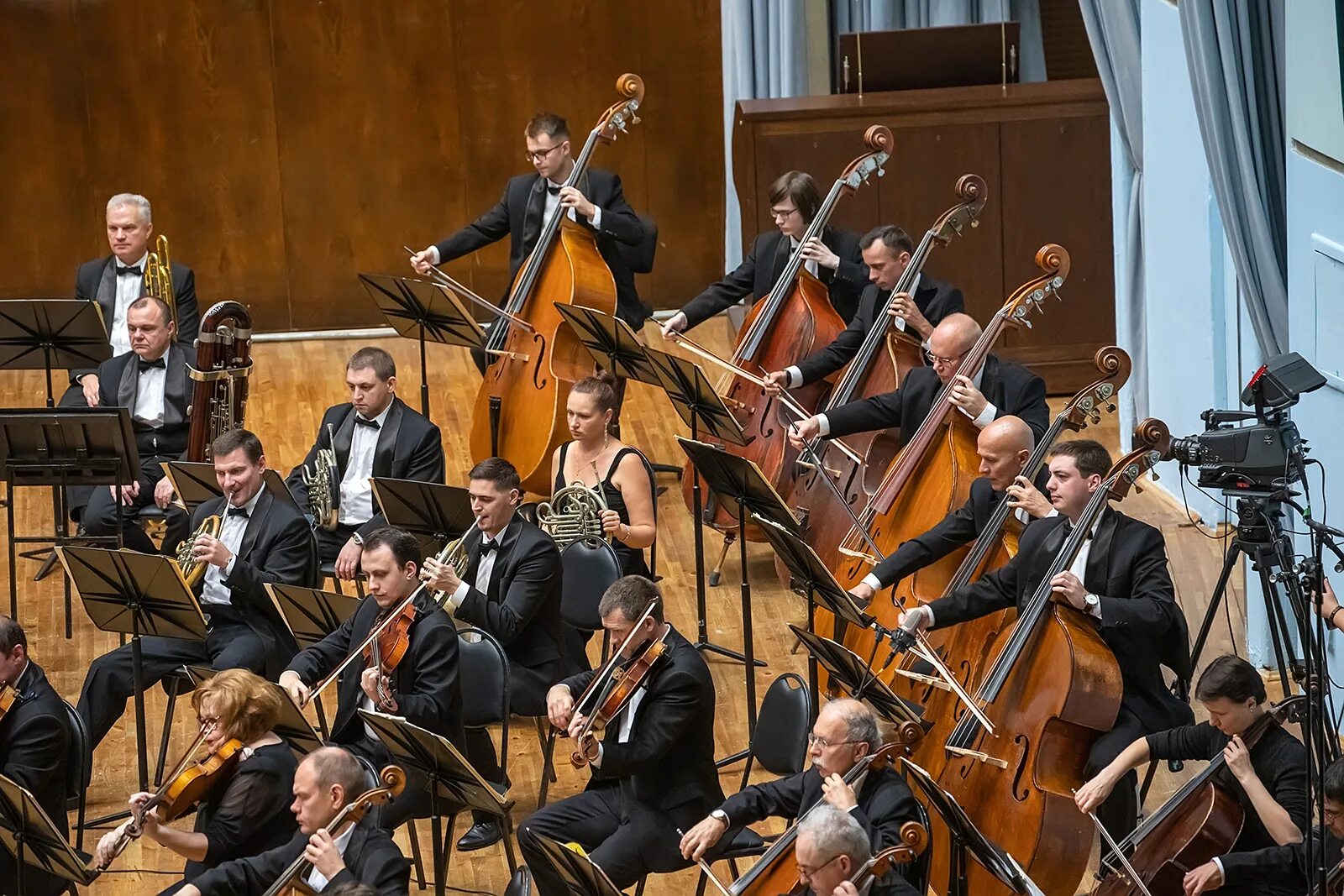 Orchestra минск. Национальный симфонический оркестр РБ. Президентский оркестр РБ. Анисимов дирижер. Президентский оркестр Республики Беларусь скрипачки.