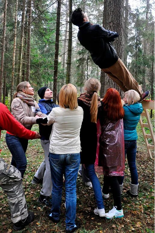 Упражнения на доверие. Тренинг доверие. Упражнение на доверие. Падение на доверие. Интересный тренинг на доверие.