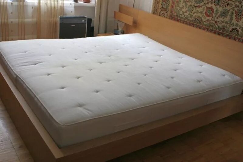Двуспальные кровати с матрасом б у. Кровать двуспальная с матрасом. Кровати с матрац ом двуспальной матрасом. Кровать с большим матрасом. Двуспальная кровать с каркасным матрасом.