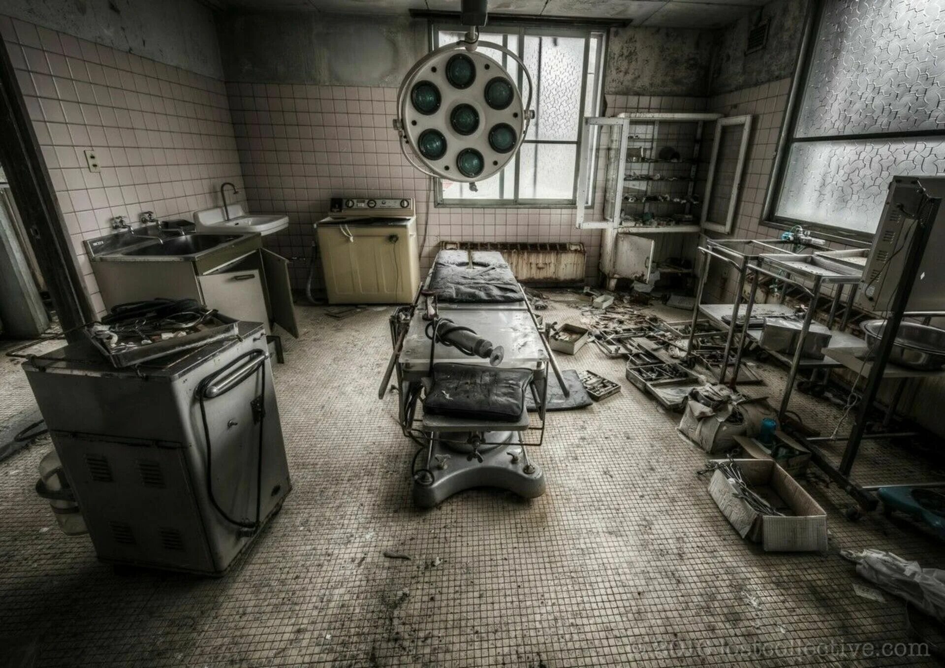 Припять психиатрическая больница. Психиатрическая клиника Трентона. Чернобыль заброшенная психиатрическая больница. Заброшенная психиатрическая больница в Японии. Ужасный стол