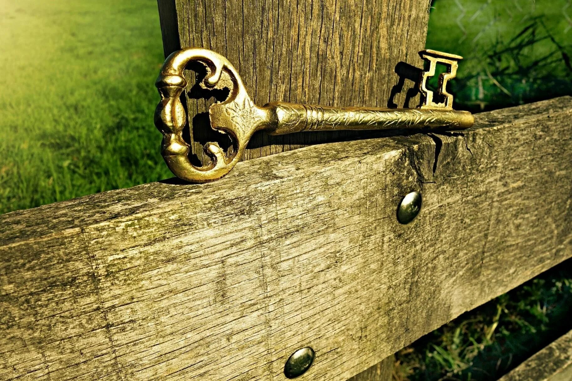 Золотой ключ. Ключик. Красивый старинный ключ. Волшебный ключ.